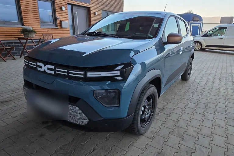 Dacia Spring vor unserer Werkstatt in der Hansestraße in Dinklage