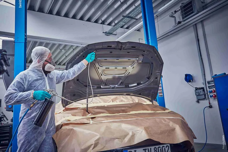 Detailaufnahme einer Trockeneis-Strahlanlage in Aktion