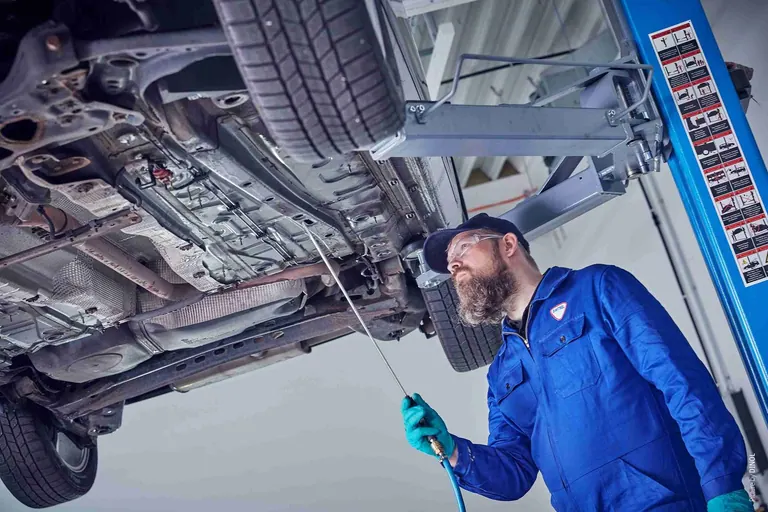 DX-TECH Lasergerät in Anwendung auf einem Autoteil