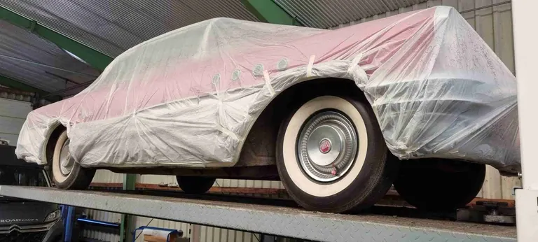 Gereinigter Motorraum eines Oldtimers nach der Trockeneisreinigung