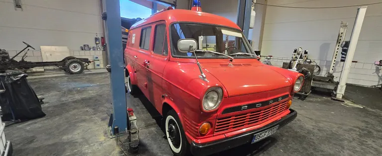 Roter Ford Transit (Oldtimer) in unserer Werkstatt in Dinklage