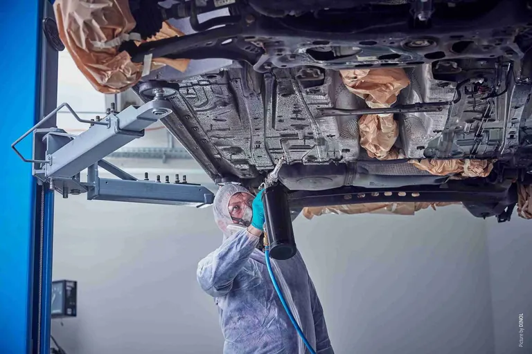 Unterbodenschutz wird auf den Fahrzeugboden aufgetragen
